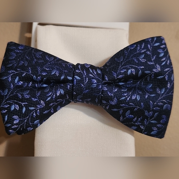 Bar III Men's Powell Vine Bow Tie & Solid Pocket Square Set RETAIL $55 NEW - Picture 3 of 5